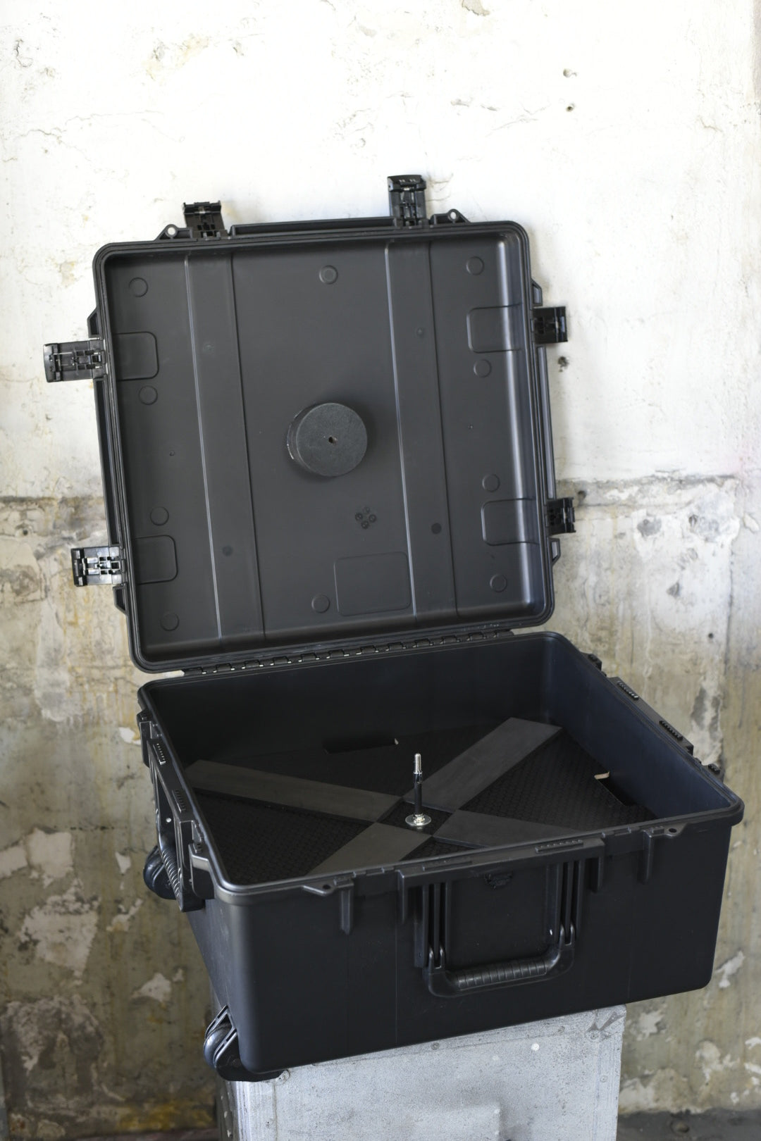 Drummers Fly Kit 3 Snare, Kick Pedals, accessories and a removable cymbals tray to hold a small cymbal kit up to 20" diameter.